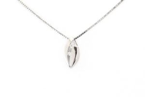 Fehér arany medál csepp alakú köves díszítéssel - 
