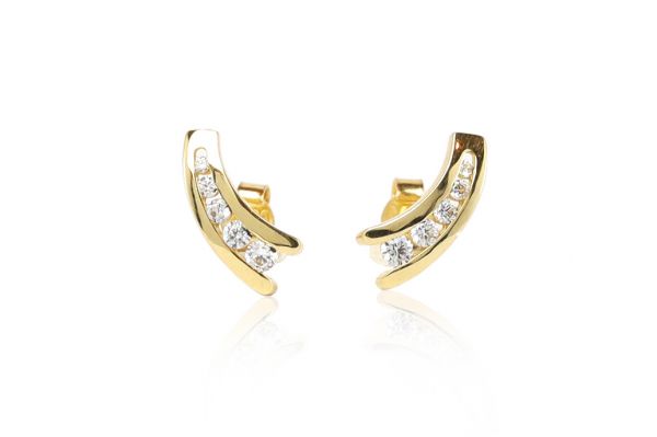 Arany fülbevaló stekkeres íves köves díszítéssel