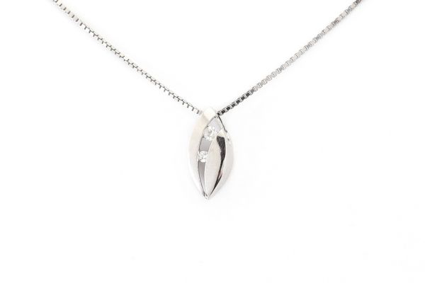 Fehér arany medál csepp alakú köves díszítéssel