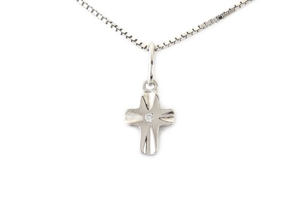 Fehér arany medál kicsi kereszt vésett mintával pici kővel