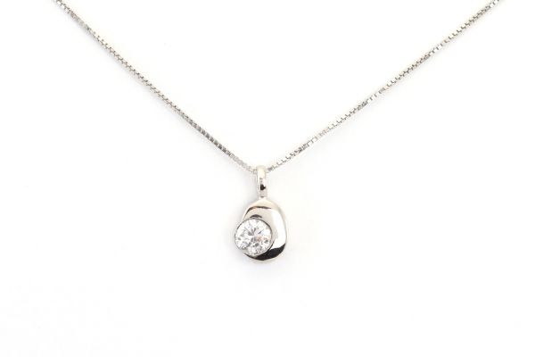 Fehér arany medál ovális nagy kővel